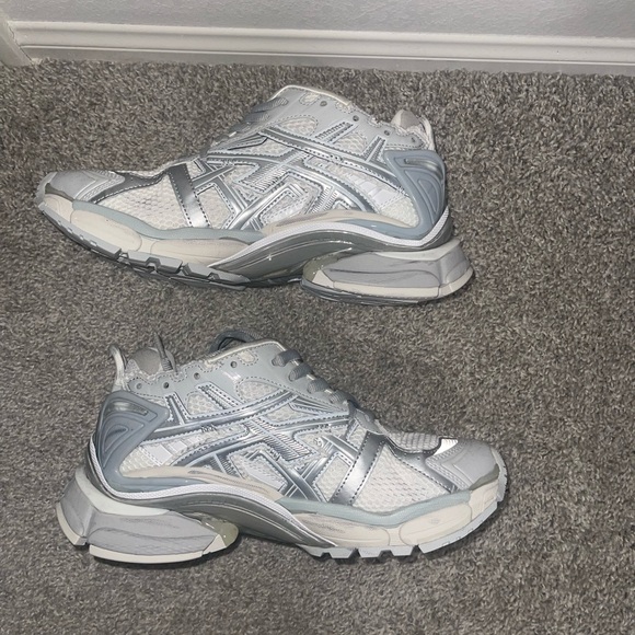 Shoes - Bal. Silver & white Runners sneakers 🩶